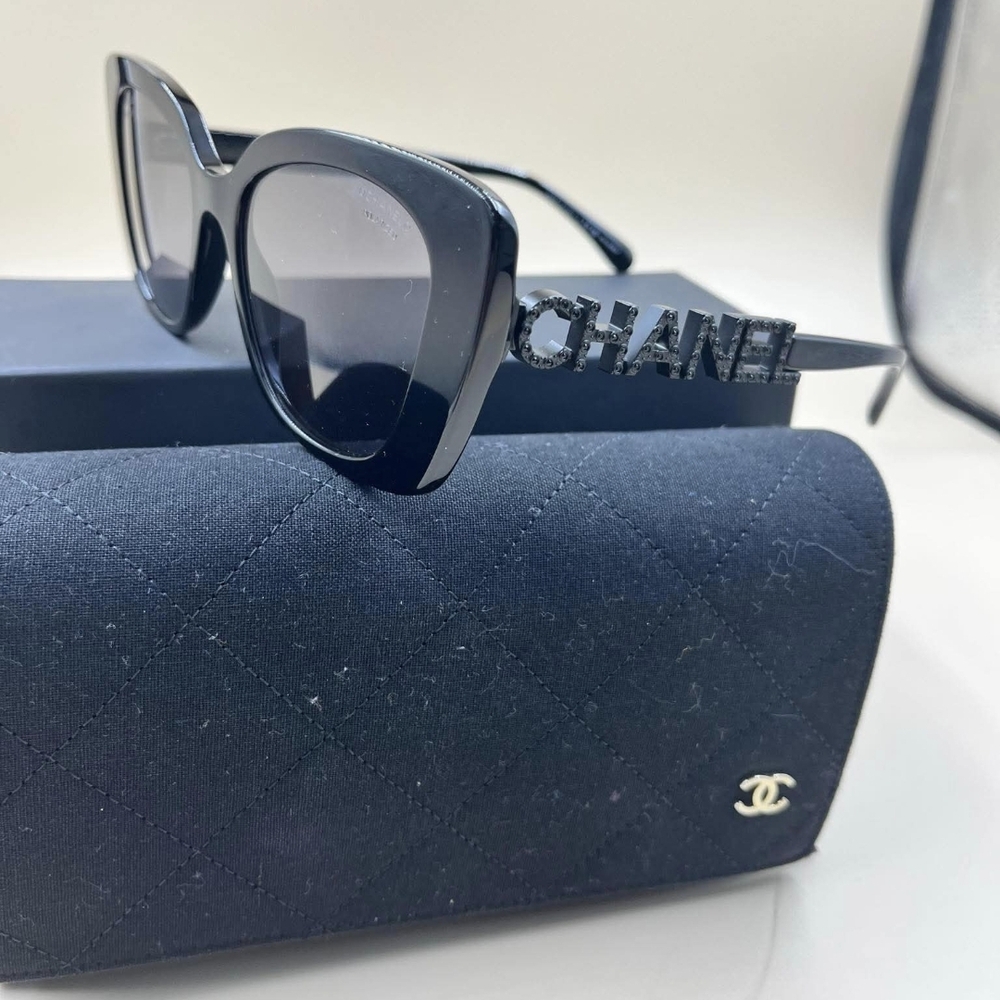 CHANEL Elegant Black Sunglasses - Picture 1 of 8